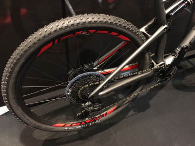 The Specialized Epic Expert 2018 incorporates the rear swingarm in carbon