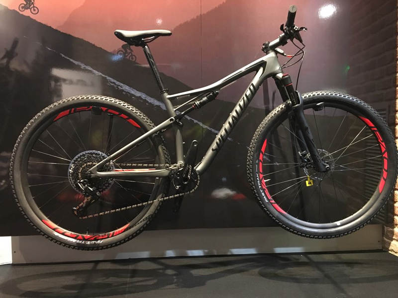 Specialized Epic Expert 2018 en color gris y negro